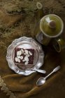 Una fetta di crema di mandorle su un piatto di peltro — Foto stock