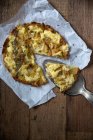 Gratin di patate vegan condito con formaggio di mandorla sostituto — Foto stock