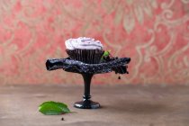 A cupcake with elderberry frosting — Stock Photo
