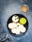 Traditionelles Frühstück mit Idli (Reiskuchen), Koriander-Chutney, Kokos-Chutney und Kaffee (Südindien)) — Stockfoto