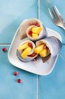 Aringhe (filetti di aringa in salamoia) con semi di mango e melograno — Foto stock