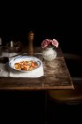 Равиоли с помидорами пармеджиано и базиликом — стоковое фото