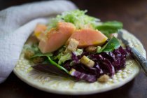 Salada de folhas mistas com mamão e croutons — Fotografia de Stock