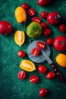 Vários tomates, inteiros e cortados pela metade — Fotografia de Stock