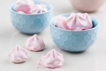 Meringue rose dans des bols bleu clair — Photo de stock