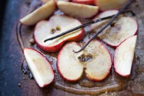 Manzanas asadas en miel con canela y vainilla - foto de stock