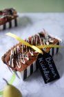 Birnenkuchen mit Schokolade als Geschenk — Stockfoto