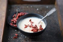 Yogurt con amaranto soffiato e bacche di goji secche — Foto stock