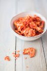 Tomato crisps in a ceramic bowl — Stock Photo