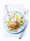 Крупный план вкусной курицы с лимоном и салатом — стоковое фото