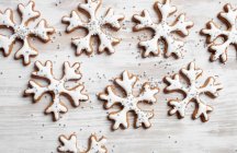 Close-up de deliciosos biscoitos de gengibre decorados — Fotografia de Stock