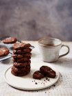 Primer plano de deliciosas galletas de chocolate y seasalt - foto de stock