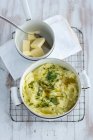 Hausgemachte Kartoffelpüree mit Butter im Topf — Stockfoto
