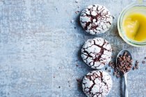 Chocolate and applesauce crinkle biscuits — Stock Photo
