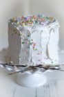 Confettis blanc gâteau vue rapprochée — Photo de stock