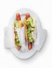 Hot dogs con pepinillos y cebollas - foto de stock