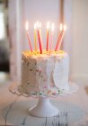 Белый торт на день рождения — стоковое фото