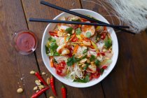 Salade de nouilles en verre avec piment et cacahuètes (Thaïlande) — Photo de stock