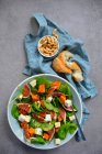Salat mit Spinat, Feigen, gebackenem Kürbis, Mandeln und Feta-Käse — Stockfoto