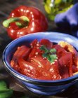 Pimentas vermelhas frescas e molho de tomate — Fotografia de Stock