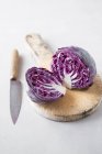 Sliced purple cabbage on a chopping board — Stock Photo