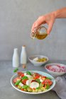 Nudelsalat nach italienischem Vorbild mit Olivenöl-Basilikum-Mozzarella und Oliven — Stockfoto