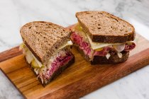 Ein Ruben-Sandwich mit Pastrami, Sauerkraut und Käse (USA)) — Stockfoto