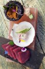 Thunfisch, Jakobsmuschel und Seeigel auf rosa Salzziegel serviert (Japan) — Stockfoto