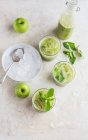 Succo verde con cetriolo, sedano, menta e zenzero — Foto stock