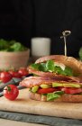 Un panino con pancetta, pomodoro, avocado e lattuga di agnello — Foto stock