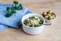 Оливковый соус с травами — стоковое фото