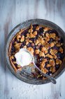 Blueberry tart with crunchy oatmeal and cream — Stock Photo