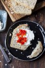 Шматочок цільнозернового хліба з вершковим сиром і варенням з кінзи — стокове фото