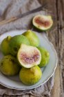 Figues fraîches sur une assiette vintage — Photo de stock