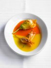 Fiori di zucchine ripieni in salsa di peperoni rossi e gialli — Foto stock