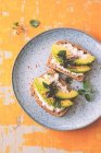 Pane basso contenuto di carboidrati con ricotta e avocado — Foto stock