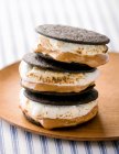 Une pile de chocolat et de beurre d'arachide s'mores — Photo de stock