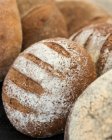 Pão pães com farinha, close-up tiro — Fotografia de Stock