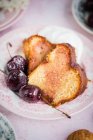 Torta di fagotto di semola con composta di ciliegie — Foto stock