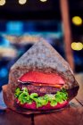 Una hamburguesa de tofu con chucrut - foto de stock