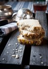 Biscuits aux amandes aux noix, fruits secs et pistaches — Photo de stock