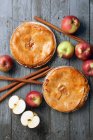 Яблочные пироги со свежими яблоками и корицей — стоковое фото