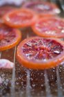 Fette di arancia rossa che vengono candite — Foto stock