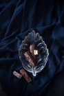 Темний шоколад покритий вафлями з нугу начинкою (вегетаріанський ) — стокове фото