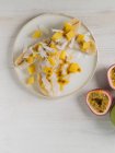 Halbierte Bananen mit Mango, Passionsfrucht und Kokosnuss — Stockfoto