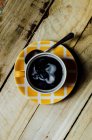 Café negro en taza y platillo - foto de stock