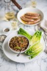 Крупный план вкусного салата из чечевицы с сосисками — стоковое фото