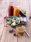 Smoothies com saladas de frutas e bolas de coco — Fotografia de Stock