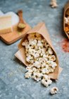Popcorn con origano e parmigiano — Foto stock