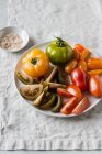 Різноманітні помідори на тарілці — стокове фото